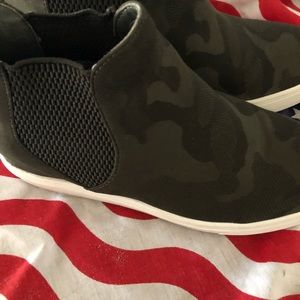 Steve Madden camo girls shoes